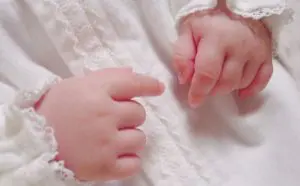 赤ちゃんの手