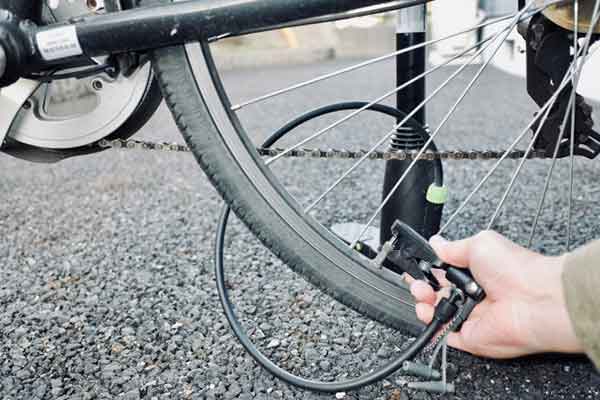 自転車の点検・メンテナンスを行う